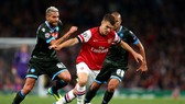 Aaron Ramsey (Arsenal) vượt qua Valon Behrami và Gokhan Inler (Napoli)
