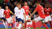 Harry Kane trong vòng vây hậu vệ Thụy Sĩ.