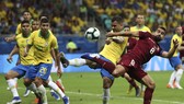 Dani Alves tung cú sút trước klhung thành Venezuela