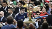 Leo Messi không thể không nhìn vào chiếc Cúp thể giới khi đi ngang qua nó ở Maracana.