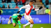 Paolo Guerrero rê bóng qua thủ thành Arias