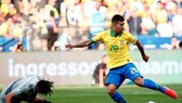 Roberto Firmino tận dụng sai lầm của thủ thành Gallese.