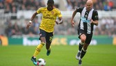 Maitland-Niles đi bóng trước Jonjo Shelvey