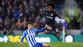 Willian đột phá qua hậu vệ Brighton