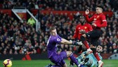 Jesse Lingard ghi bàn vào lưới Leno (Arsenal)
