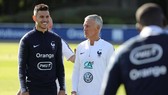 HLV Didier Deschamps lo lắng hàng công khi mất Mbappe