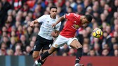 Marcus Rashford băng qua Alexander-Arnold