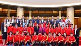Toàn đội tuyển nữ Việt Nam, lãnh đạo VFF chụp ảnh lưu niệm với Chủ tịch Quốc Hội Nguyễn Thị Kim Ngân.