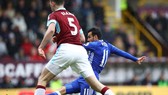 Pedro (Chelsea) sút bóng trước Burnley