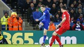 Lamie Vardy ghi bàn vào lưới Liverpool.