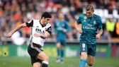 Goncalo Guedes (Valencia) đi bóng qua Toni Kroos (Real Madrid)