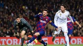 Lionel Messi tranh bóng với Sergio Ramos và thủ thành Thibaut Courtois