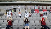 Những mannequin trên khán đài đang gây họa cho FC Seoul.
