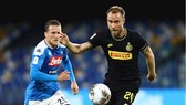 Christian Eriksen (phải, Inter) sẽ cố trả mối hận thua Napoli ở cúp Italia