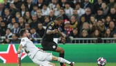 Raahem Sterling đi bóng qua hậu vệ Carvajal (Real Madrid)