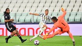 Ronaldo ghi 2 bàn nhưng Juve vẫn bị loại