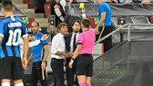 Antonio Conte tranh cãi và nhận thẻ vàng ở Cologne