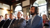 Andrea Pirlo (phải) đã sớm có cơ hội thành danh trên cương vị mới