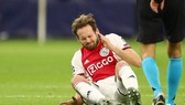 Daley Blind ngã quỵ trên sân