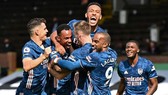 Các cầu thủ Arsenal ăn mừng bàn thắng