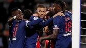 Moise Kean ăn mừng bàn thắng cùng Kylian Mbappe