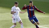 Lenglet (phải) đã mắc bẫy của Sergio Ramos