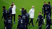 HLV Didier Deschamps và tuyển Pháp trên sân tập