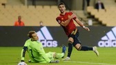Tiền đạo trẻ Ferran Torres lập hattrick
