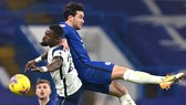Ben Chiwell tranh bóng với hậu vệ Tottenham