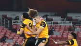 Tiền đạo Raul Jimenez của Wolves (trái) va chạm với David Luiz.