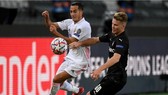 Lucas Vezquez đi bóng qua hậu vệ Gladbach