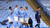 Các cầu thủ Manchester City mừng bàn thắng của Sergio Aguero (10)