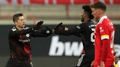 Robert Lewandowski mừng bàn thắng cùng Kingsley Coman
