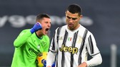 Thủ môn Gollini bắt bài quả -phạt đền của Ronaldo