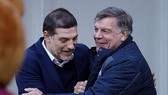 Sam Allardyce (phải) thay thế Slaven Bilic