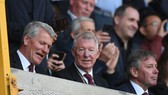 Sir Alex Ferguson (giữa) vẫn là một nhà chuyên môn sắc sảo