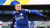 Jamie Vardy tỏ sáng khi góp cộng trong cả 2 bàn thắng