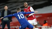 Alexandre Lacazette đi bóng trước hậu vệ Chelsea