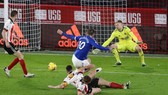Gylfi Sigurdsson ghi bàn thắng quyết định cho Everton