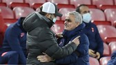 Jose Mourinho và Jurgen Klopp (trái)