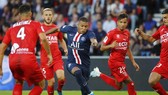Kylian Mbappe đi bóng trước hàng thủ Nimes