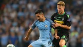 Ilkay Gundogan (trái, Manchester City) tranh bóng với Nico Elved (Borussia Mönchengladbach)