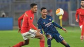 Aubameyang (trái) trong trận hòa Benfica