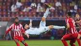 Cú ngã bàn đèn tuyệt diệu của Olivier Giroud trước Atletico