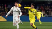 Sergio Ramos (trái) cản phá tiền đạo Villarreal