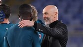 HLV Stefano Pioli ăn mừng chiến thắng cùng các học trò