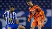 Cristiano Ronaldo đi bóng qua Mehdi Taremi của Porto