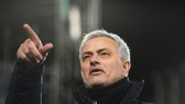 Jose Mourinho chỉ nhìn lên trong trận derby London thứ 203