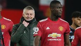 HLV Solskjaer sẵn sàng cdhia tay Bailly