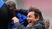 HLV Antonio Conte ăn mừng chiến thắng cùng tiền đạo Lukaku